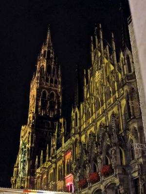 Nightime in Marienplatz at the Glockenspiel