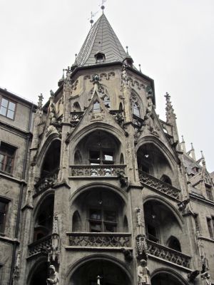 courtyard behind the glockenspiel in a courtyard of the new town hall