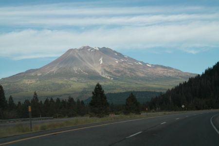 Shasta without snow but with jet trails